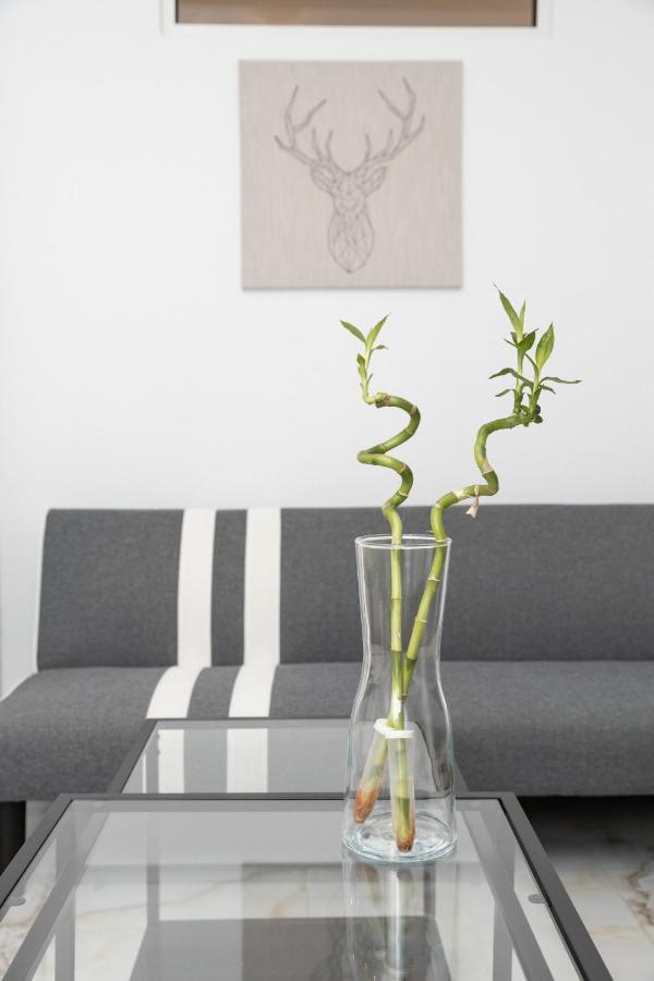 White Lux House In Town Apartment Thessaloniki Exterior photo